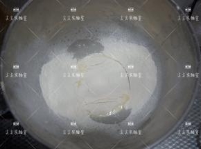 除红茶粉外的所有材料投进厨师机，先用1档揉匀，然后调3档快速揉成非常光滑的面团。