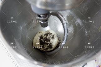 加入红茶粉，低速将面团和茶粉揉至融合。