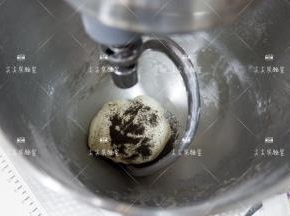 加入红茶粉，低速将面团和茶粉揉至融合。