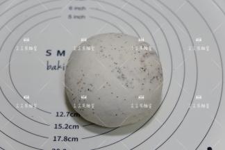 揉好的面团取出