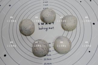 称重，均分成5个小面团滚圆