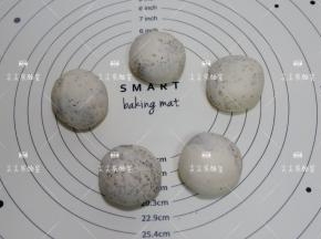 称重，均分成5个小面团滚圆