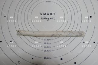 由下至上卷起来，捏紧收口