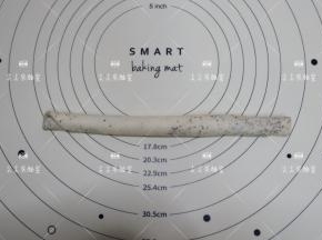 由下至上卷起来，捏紧收口