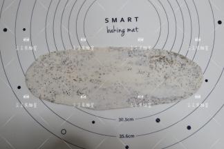 取一个面团擀开成牛舌状