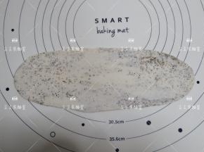 取一个面团擀开成牛舌状