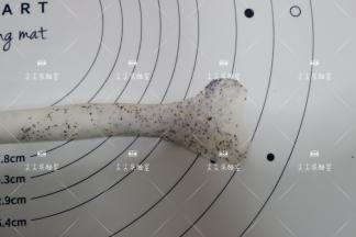 将左右任意一头擀薄，如图。