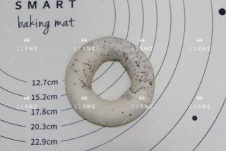 然后围绕成贝果的形状，捏紧捏紧捏紧接口！