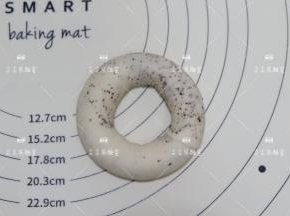 然后围绕成贝果的形状，捏紧捏紧捏紧接口！