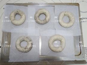剪5个小块的油纸，依次将做好的贝果放上去，去35度的环境下发酵至胖一圈