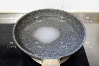 快要发酵完毕的时候，开始准备煮贝果的水，1升水加50克糖