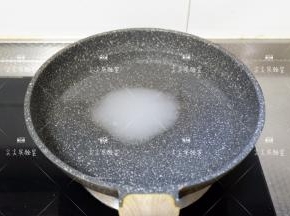 快要发酵完毕的时候，开始准备煮贝果的水，1升水加50克糖