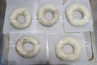 发酵好的贝果取出，就发酵成胖一圈就可以了，去预热烤箱吧。200度