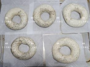 发酵好的贝果取出，就发酵成胖一圈就可以了，去预热烤箱吧。200度