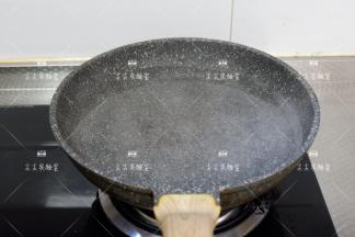 将煮贝果的水，烧至90度，底部有气泡，但不沸腾的状态