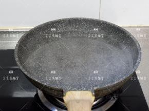 将煮贝果的水，烧至90度，底部有气泡，但不沸腾的状态