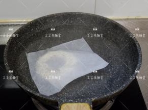 拿着油纸一起扔进锅里，然后取出油纸