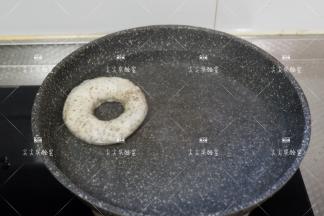 将贝果每面烫30秒，沥水放入烤盘