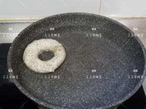 将贝果每面烫30秒，沥水放入烤盘