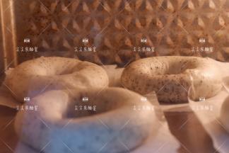 预热好的烤箱，上火200度，下火180度烘烤18分钟，观察表面上色即可