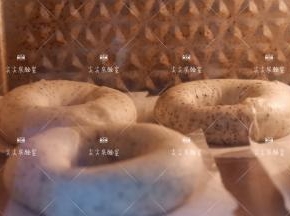 预热好的烤箱，上火200度，下火180度烘烤18分钟，观察表面上色即可