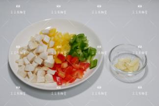 彩椒切成小丁，杏鲍菇切成小丁，大蒜切片