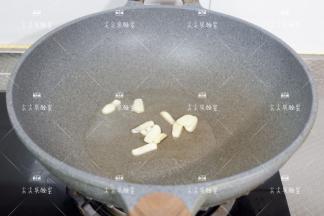 起锅热油，加入蒜片炒出香味