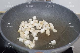 加入杏鲍菇，转中火煸炒至杏鲍菇断生