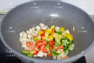 加入彩椒，将所有食材炒熟