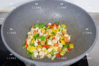 最后加盐和黑胡椒调味，炒匀出锅即可