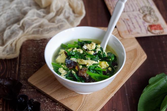 菠菜木耳鸡蛋汤