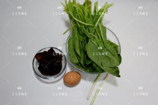 准备食材，菠菜摘掉根部洗净，木耳提前泡发好