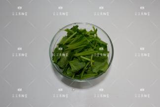 洗净的菠菜切成小段