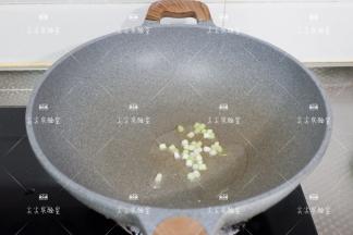 起锅热油，加入葱花炒出下班岗位