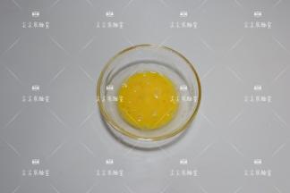 鸡蛋打散成蛋液