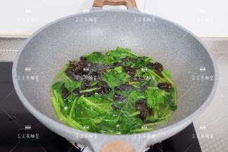 加入清水木耳转小火煮一会