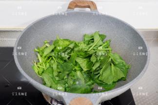 加入菠菜翻炒至见软