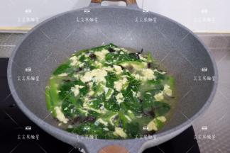 煮至蛋液凝固后，加少许盐和鸡精调味拌匀即可