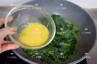 煮好开盖转大火，倒入蛋液