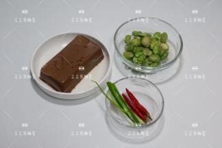 准备食材，蚕豆瓣要提前煮好去掉内衣。