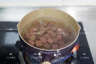 起锅烧开水，下鸭血焯水至变色