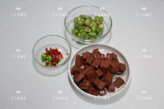 鸭血切成小方块，小米椒切小圈，葱切葱花