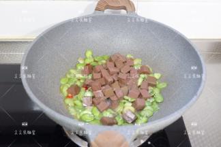 加入鸭血，蚝油，料酒迅速翻炒均匀