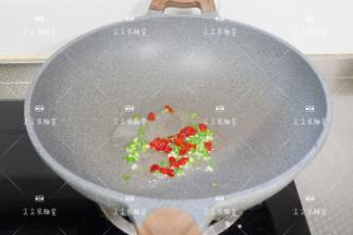 起锅热油，加入小米椒和葱花炒出香味