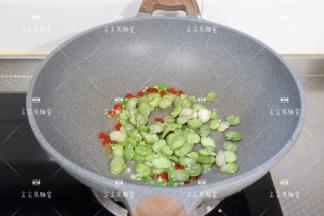 加入蚕豆瓣翻炒几下