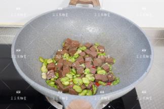 最后尝下味道，加少许盐炒匀即可。