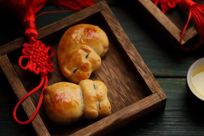 萌系小猪莲蓉月饼