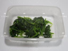 做酱料：菠菜去根洗净，入锅中焯水捞出沥水
