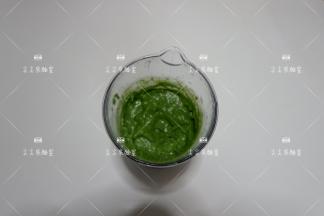 放入料理机，加入盐，1瓣蒜，橄榄油，柠檬搅打成细腻的酱料