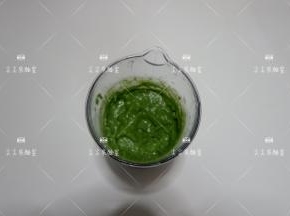 放入料理机，加入盐，1瓣蒜，橄榄油，柠檬搅打成细腻的酱料